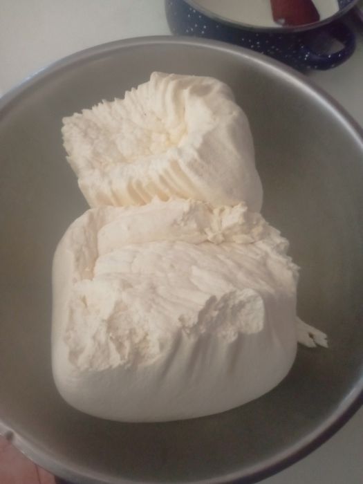 Vând brânză de vaca