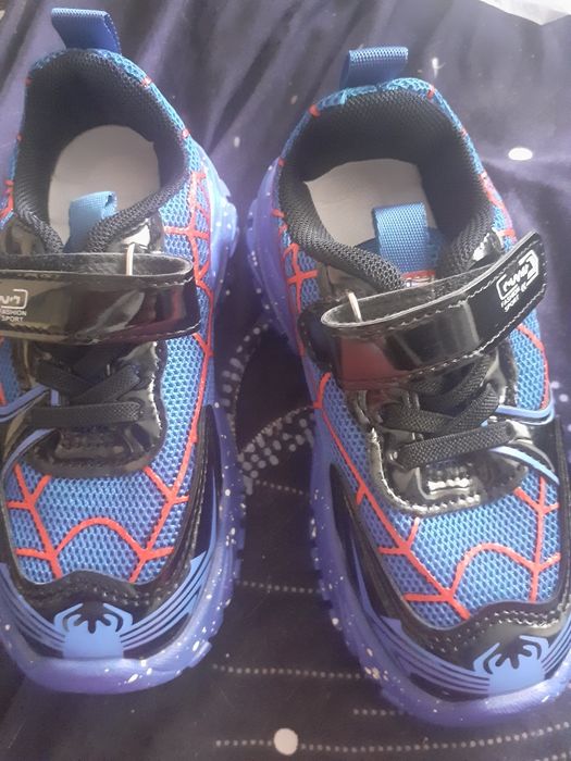 Adidasi de băiat de culoare albastru