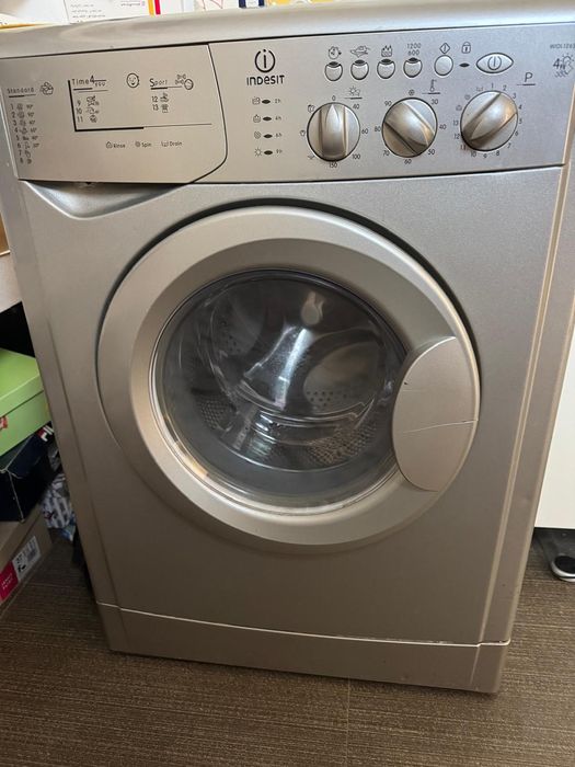 Mașina de spălat cu uscător Indesit