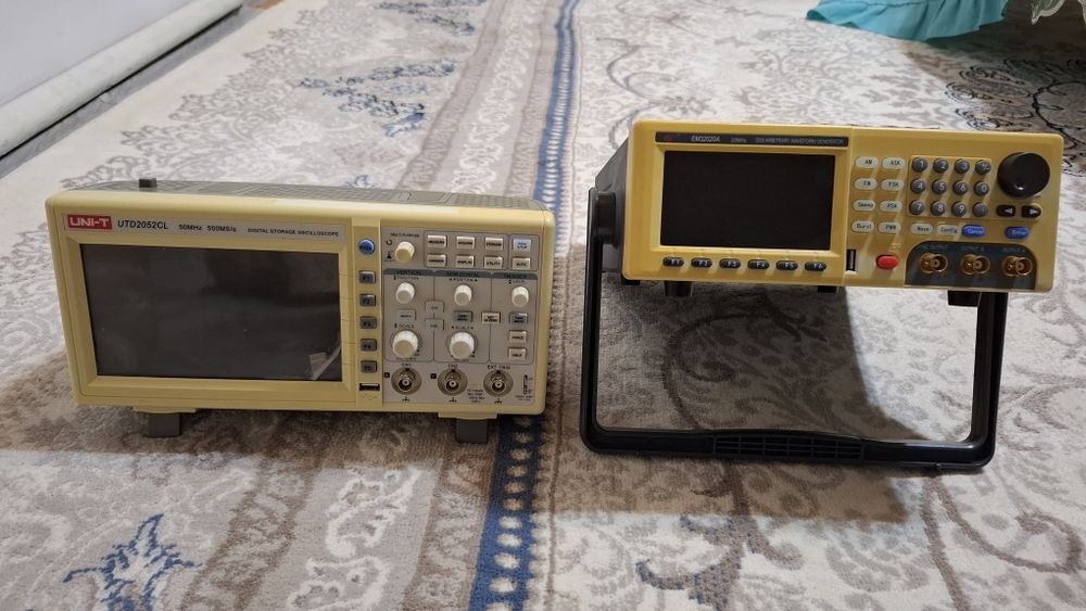 Осциллограф Uni-t   и Генератор сигналов EM32020A