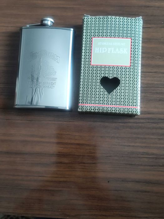 Джобна метална плоска бутилка и 4 чашки