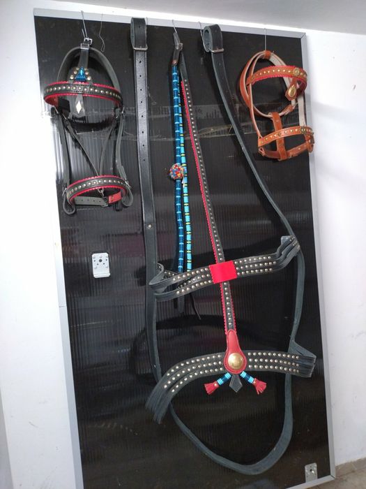 Сарач, амуниция за кон, палдъм, юзда, юлар, поводи, кантарма, гердан