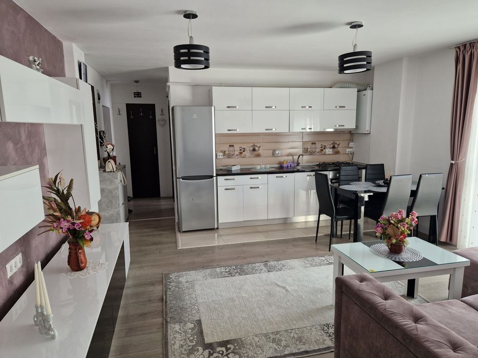 Apartament - 3 camere de inchiriat- Doamna Stanca