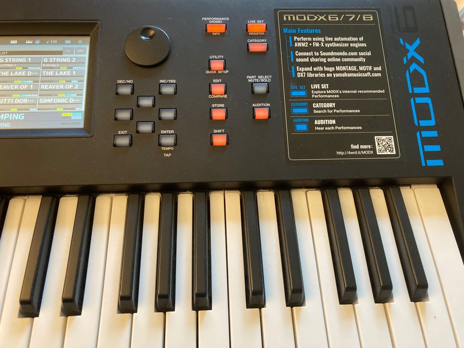 Yamaha synth MODX 6 inclusiv stativ și pedală de sustain.