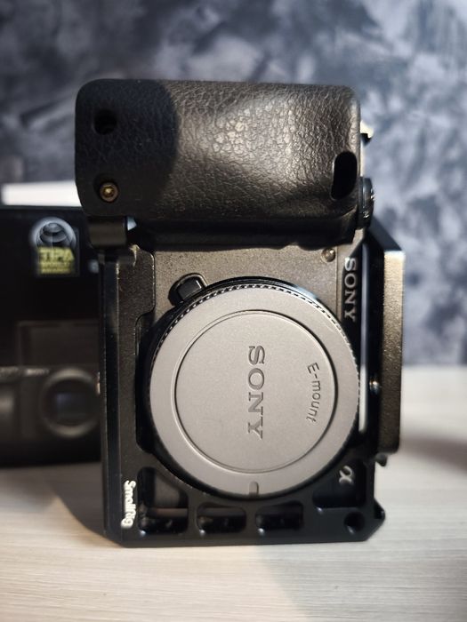 Sony a6400 +35мм 1.8 + клетка