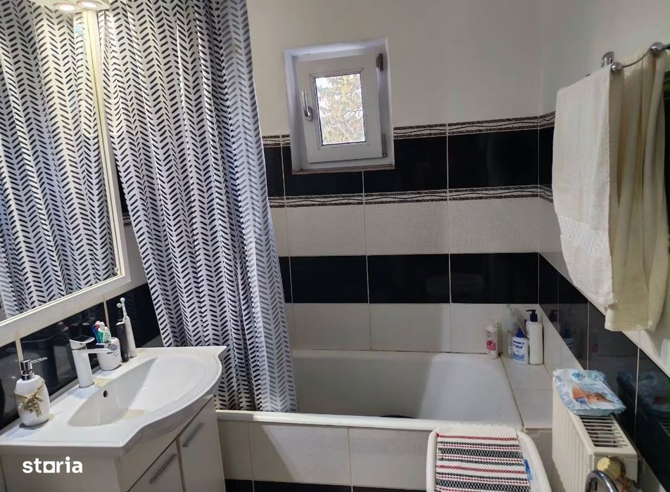 De vanzare apartament cu 2 camere, spatios, cu balcon, zona scolii nr1
