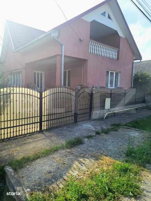Casa mare de vanzare in centrul localitatii Cuzdrioara
