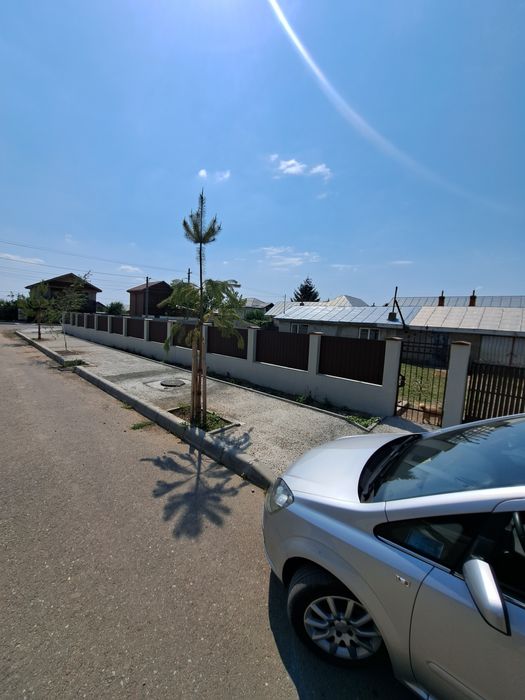 Vând teren în zonă bună cu 2constructii pe el.Pret fix