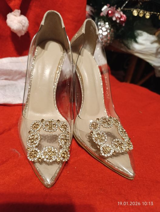 Продам туфли новые.очень красивые нарядные .