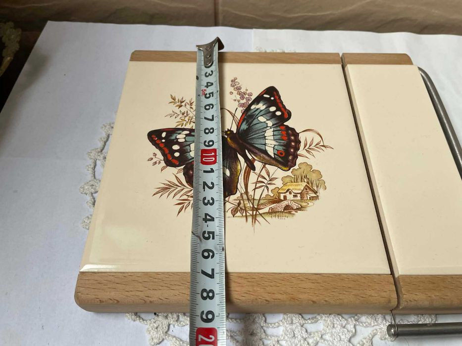 Красива дъска за сирена от Англия с пеперуда