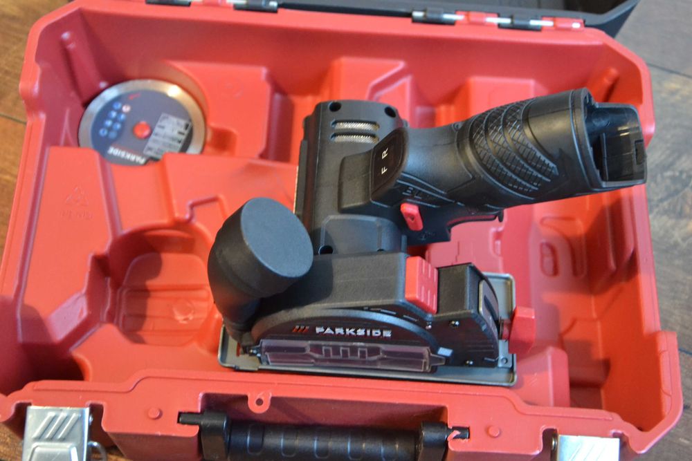 Нови безчеткови оберфреза, ъглошлайф и виброшлайф  Parkside 12V