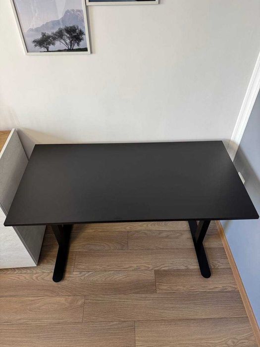 Бюро / маса – минималистичен дизайн, отлично състояние