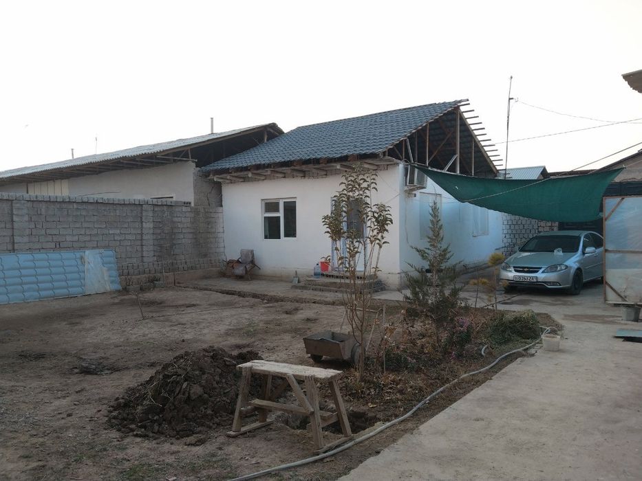 Uy sotiladi Qibray Baitqorgonda 3.5sotik 2xona.