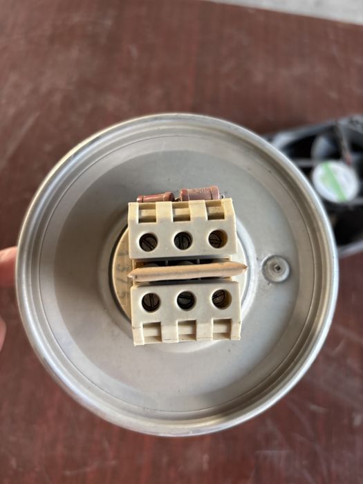 Трехфазный конденсатор