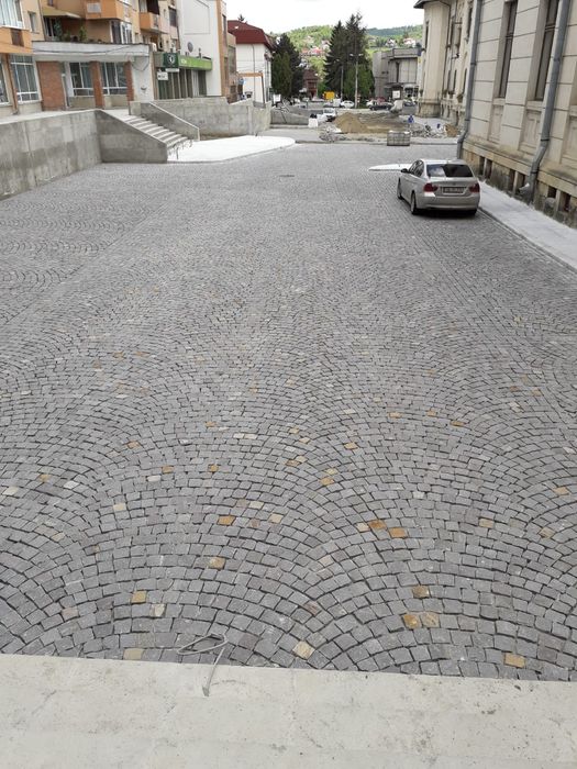 Vând piatra cubica si montez ( granit, andezit, bazalt)  pavaj pavele