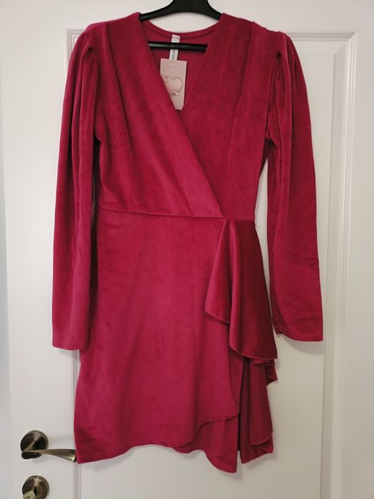 Vând rochii noi cu etichetă