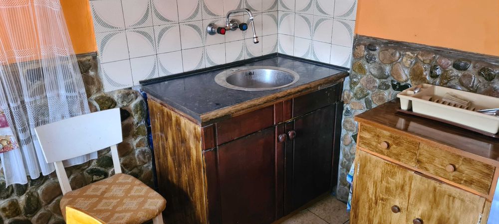 Продавам къща с двор в село Ботуня, на 20 км от гр. Враца.