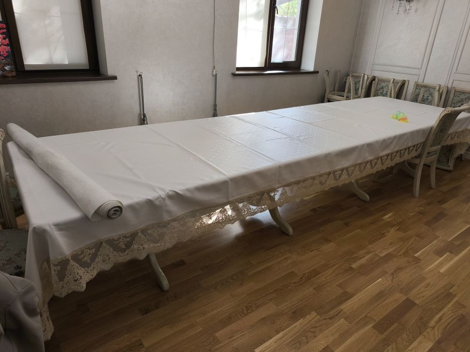 Срочно продам стол со стульями в отличном состоянии.