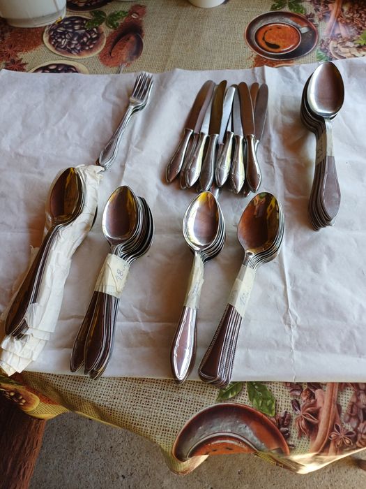 Големи и средни лъжици.10бр.малки ножове.И 6бр.  малки вилички. Произв