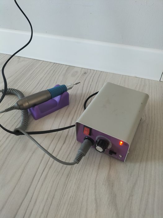 Лампа және маникюр апарады