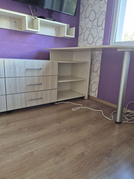 Продава се бюро с 6 чекмеджета и рафтове
