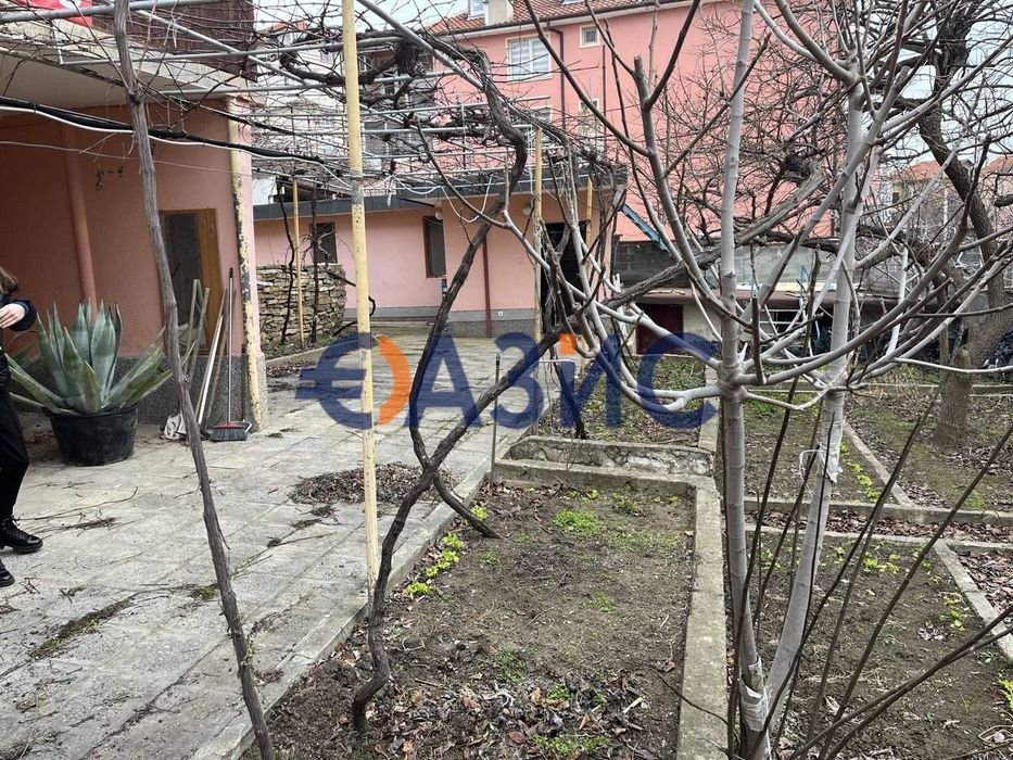 Двуетажна къща в центъра на гр. Свети Влас 245 м2, и двор 1 149 м2,