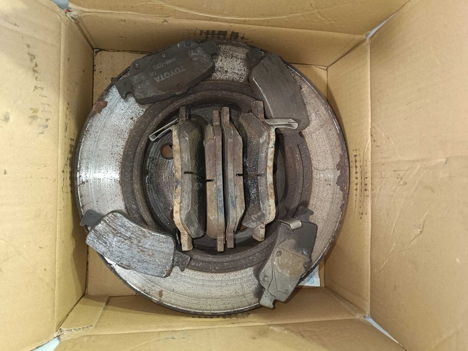 Оригинални задни дискове + предни и заднинакладки Toyota Auris 5x114.3