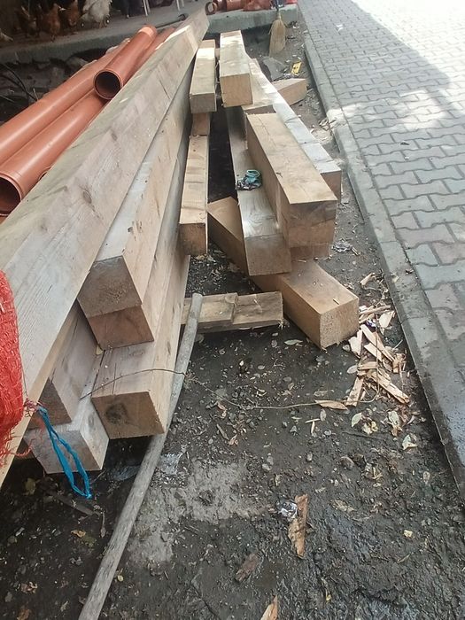 Vând lemn rămas dintr-o construcție mai mare este nefolosit