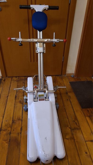 Устройство за изкачване и слизане на стълби с инвалидна количка