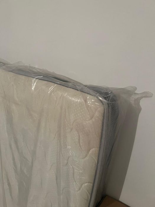 Продам матрас белый