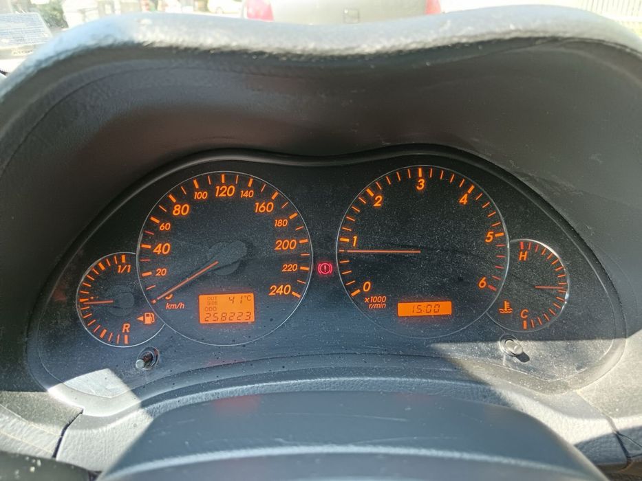Продавам toyota avensis