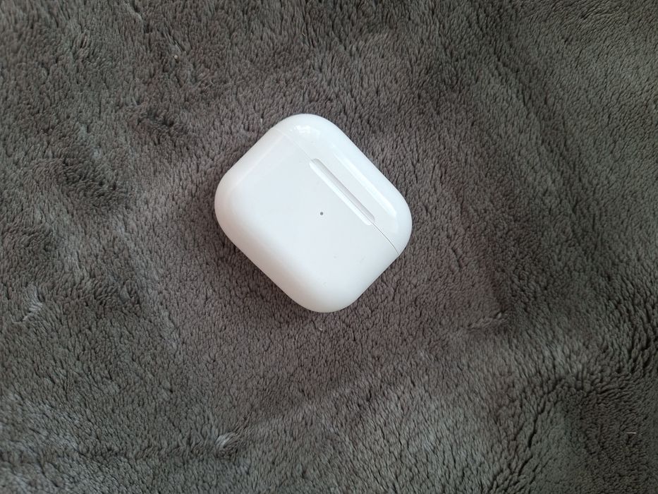AirPods продается