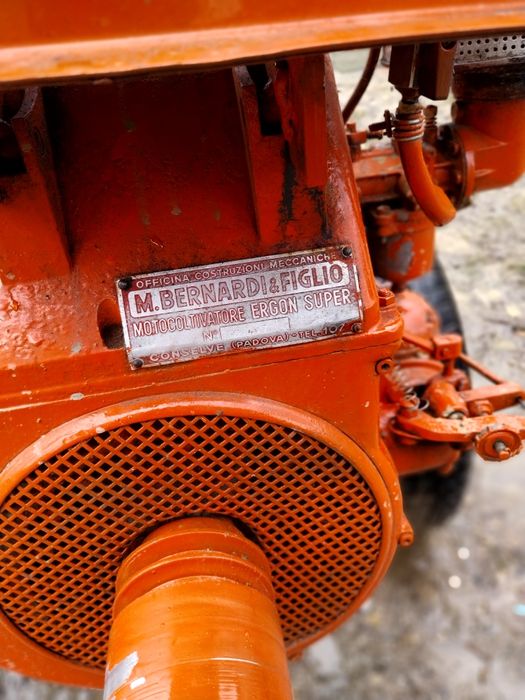 Vând motocultor de 9 cai 5 viteze pret 3200 lei negociabil