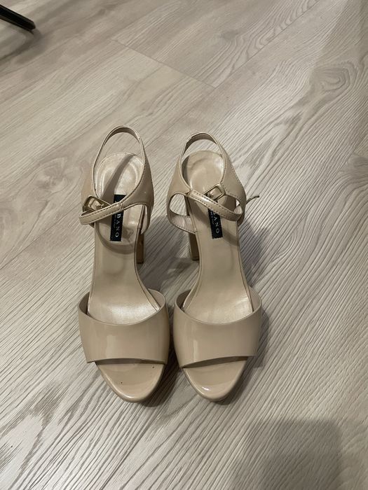 PEPINA Бежови сандали с дебел ток