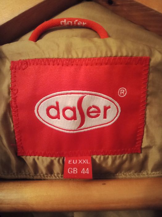 Пуховик горчичного цвета