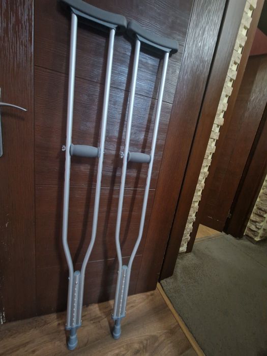 Продавам чистонови патерици и ортеза за фиксация на глезен