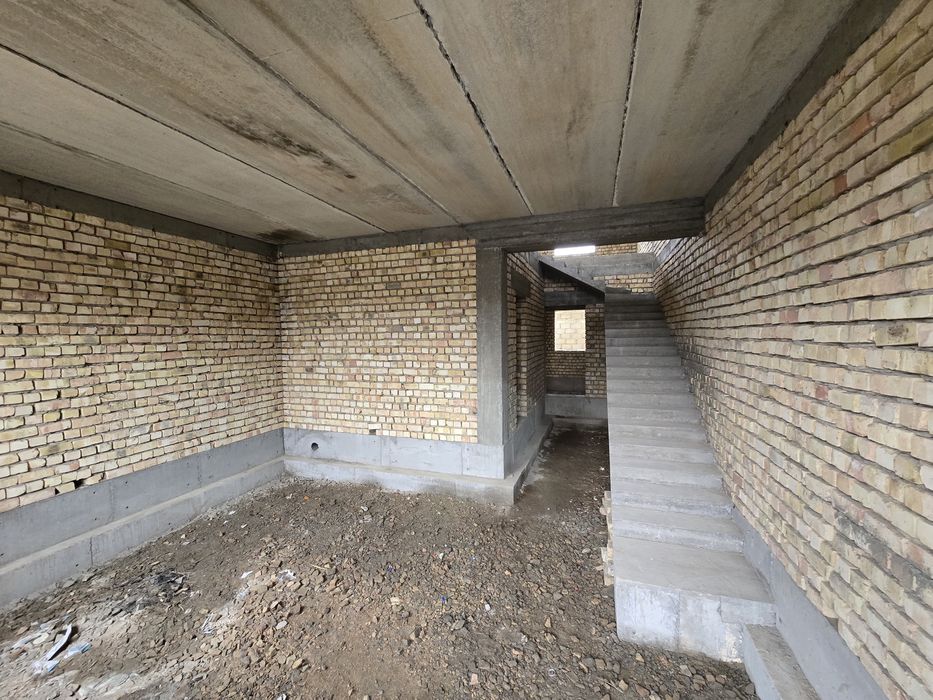 Gulistonning markazida 2 etajli uylar sotiladi.