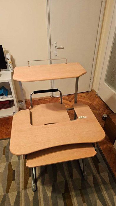 Бюро с няколко рафта, и прибиращ се плот