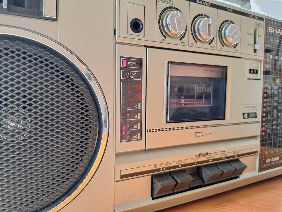 Стерео радиокасетофон Sharp GF-7300HG. Всичко работи, като нов.