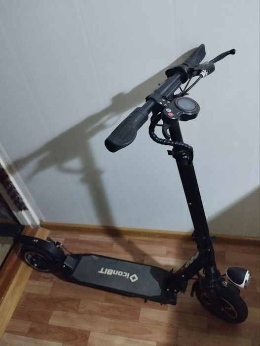 Электросамокат в отличном состоянии