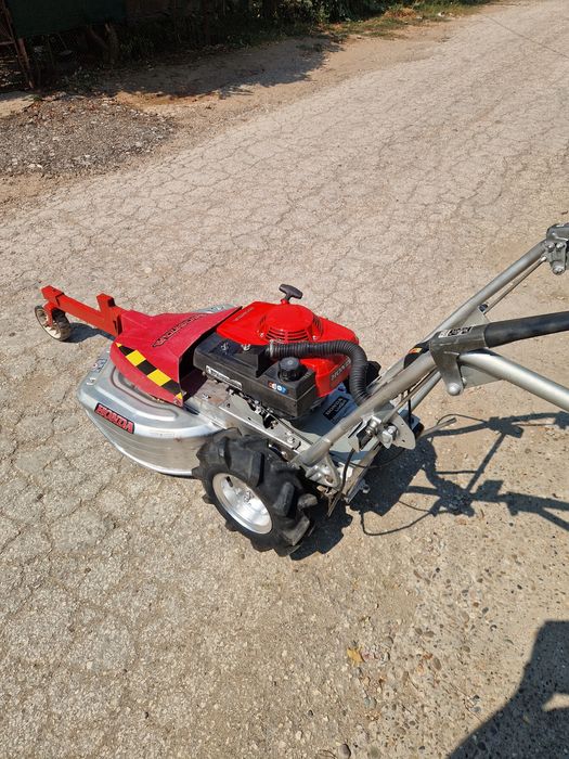 Професионална самоходна косачка за висока трева HONDA UM 24