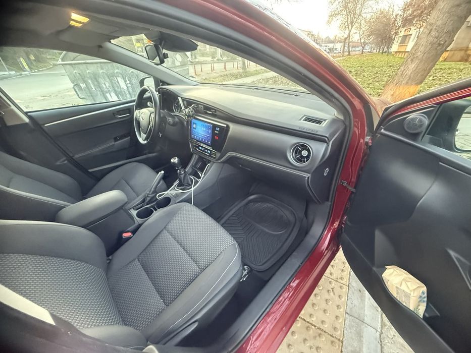 Продавам автомобил Toyota Corolla