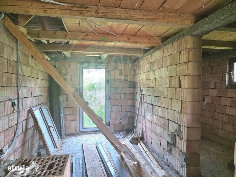 Casă la roșu cu teren 4.234 mp, cadru natural deosebit – Deag, Iernut