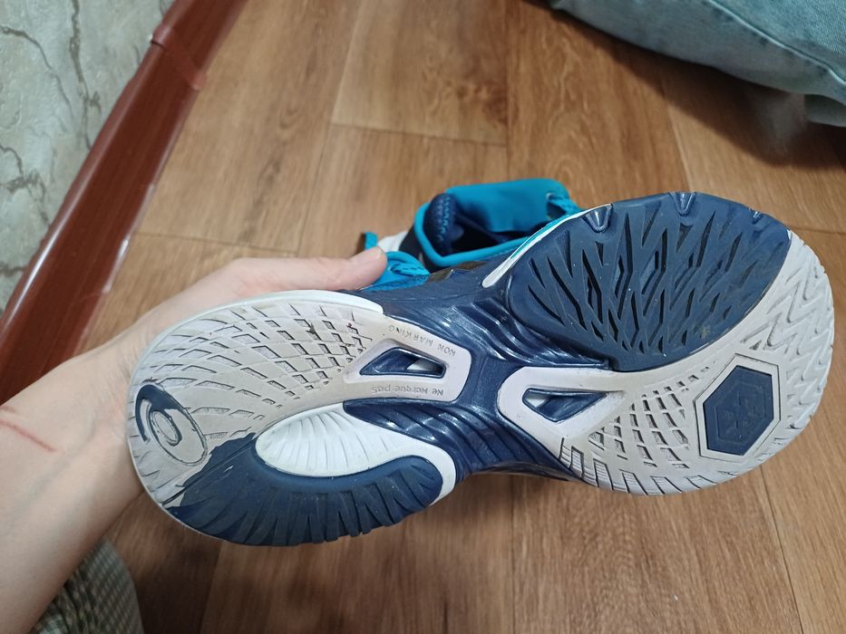 Продам кроссовки