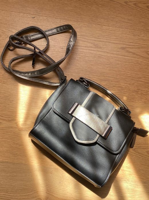 Черна дамска чанта с дръжка