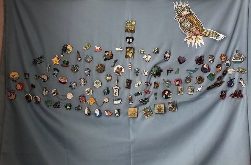 Продам значки