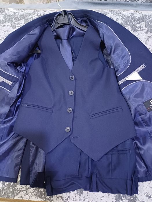 Школьный костюм на мальчикаа 9-10 лет