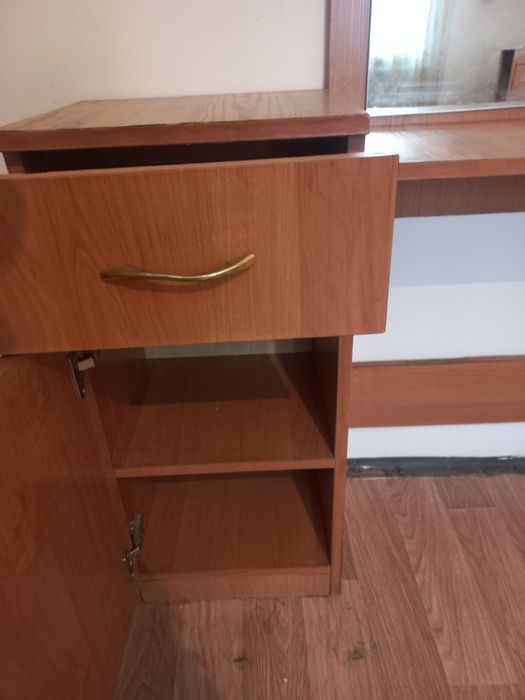 Продам трюмо с зеркалом.
