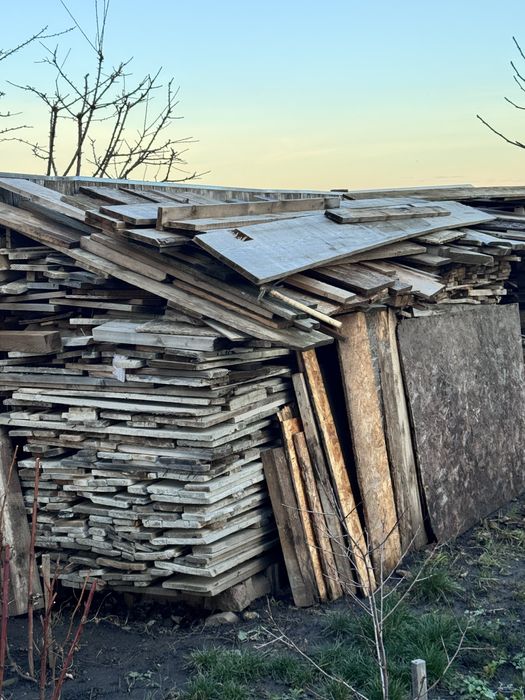 Lemn pentru foc, compus din scandura