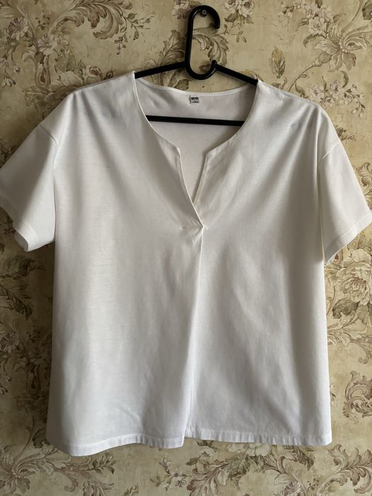 Майка Uniqlo белая.